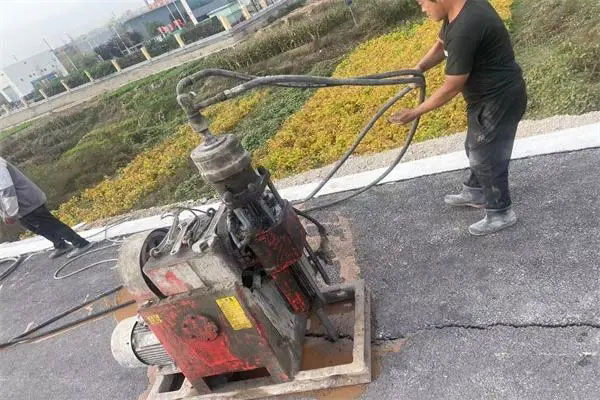 新郑马路面下沉注浆加固